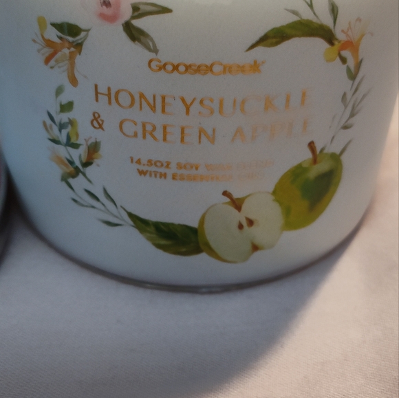 NEW!! GOOSE CREEK 3 Wick Candle 14.5oz (Honeysuckle & Green Apple) - Picture 2 of 9